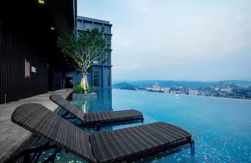 Malaysian Police Training Centre Apartment | Deluxe King Suite with Twin Tower View 4