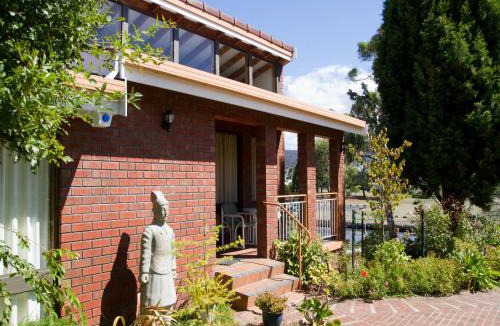 Austins Ferry House | Derwent Retreat