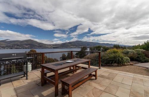 Otago House | Derwent River Cottage - Tranquil Waterfront Living