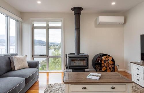 Otago House | Derwent River Cottage - Tranquil Waterfront Living