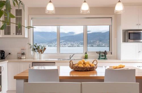 Otago House | Derwent River Cottage - Tranquil Waterfront Living