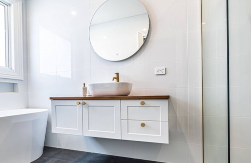 Collinsvale Cottage | Devine Cottage, Collinsvale. Beautifully Renovated Home Only 12minutes From Mona