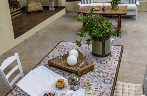 Agia Pelagia House | Dimitra's Vintage Yard, 100 meters from the Agia Pelagia sandy beach!