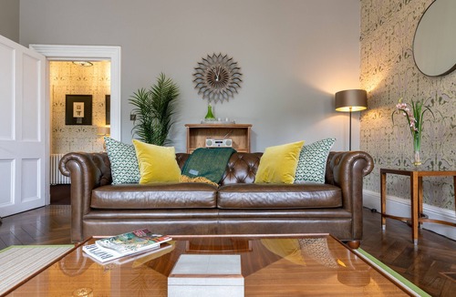 Old Town Apartment | Dramatic view of Edinburgh Castle, Luxury 5 star in the City Centre, Princes Street Gardens