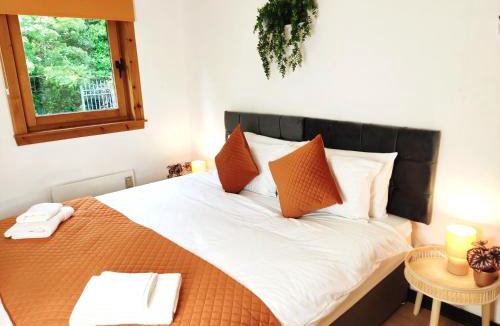 Glenisla House | Dundee Beach Villa with Free Parking
