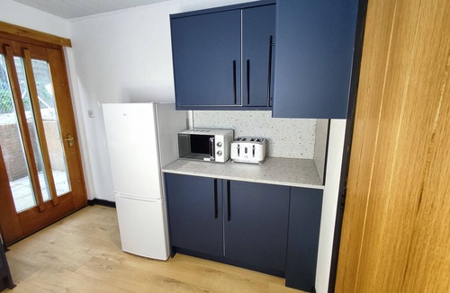 Glenisla House | Dundee Beach Villa, with Parking, 70' Smart Tv, Historic Cox Tower of Dundee