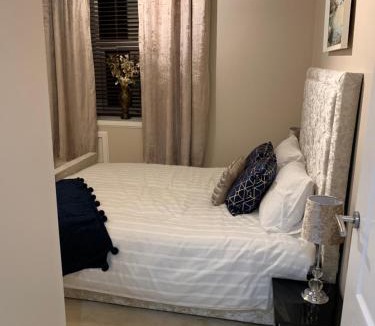 Dunfermline Apartment | Dunfermline GF flat, 5 min walk to Train St. and High St.