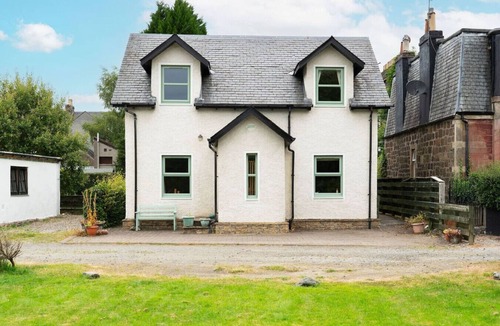 Comrie Cottage | Earnside Cottage, Tranquil Escape in Comrie