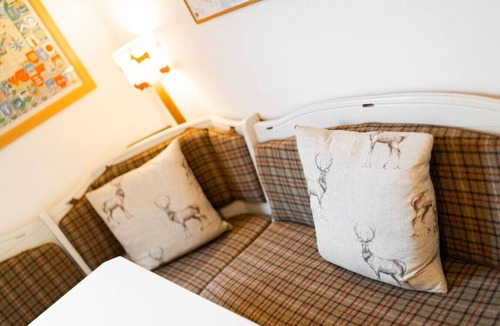 Comrie Cottage | Earnside Cottage, Tranquil Escape in Comrie