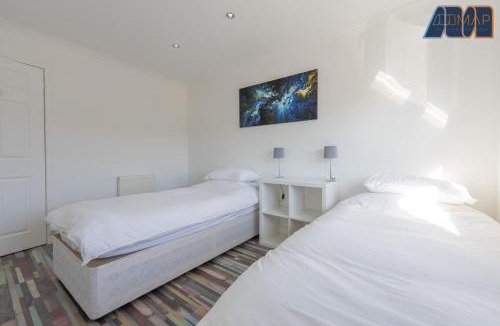 Livingston House | Easy Access to Glasgow Edinburgh with 2 Car Spaces