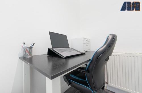 Livingston House | Easy Access to Glasgow Edinburgh with 2 Car Spaces