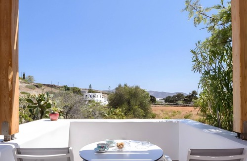 Psathi House | Echinousa Kimolos Apartment no6 with Mountain View, Wi-Fi & Air Conditioning