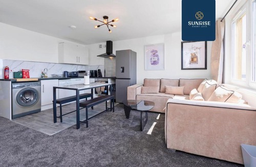 Dundee Apartment | Eden Views - 3 Rooms, 5 Beds, Fully Equipped, 2 mins to Centre and Ring Road, Perfectly Suited to Groups by SUNRISE LONG LETS and SERVICED ACCOMMODATION DUNDEE