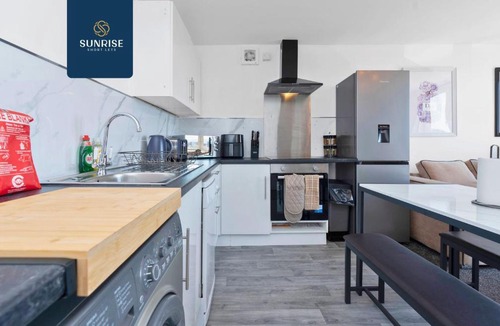 Dundee Apartment | Eden Views - 3 Rooms, 5 Beds, Fully Equipped, 2 mins to Centre and Ring Road, Perfectly Suited to Groups by SUNRISE LONG LETS and SERVICED ACCOMMODATION DUNDEE