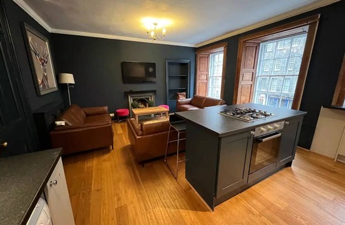 New Town Apartment | Edinburgh Castle Hideaway, Lawnmarket, Royal Mile - 2 mins walk to the Castle!nn