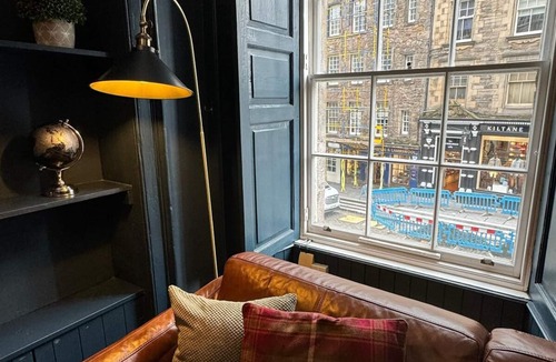 New Town Apartment | Edinburgh Castle Hideaway, Lawnmarket, Royal Mile - 2 mins walk to the Castle!nn