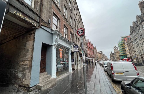 New Town Apartment | Edinburgh Castle Hideaway, Lawnmarket, Royal Mile - 2 mins walk to the Castle!nn