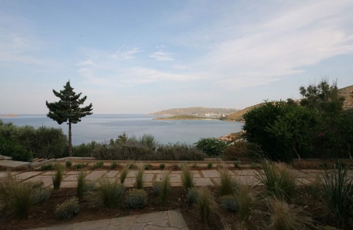 Ydrousa House | Elegant beachfront house with amazing sea view and beautiful garden