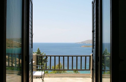 Ydrousa House | Elegant beachfront house with amazing sea view and beautiful garden