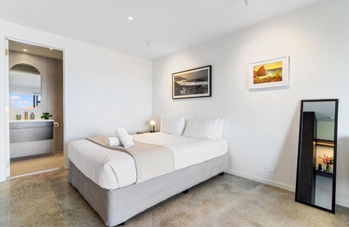 Point Chevalier Apartment | Elegant Coastal Studio with Beach Access and Ocean Views