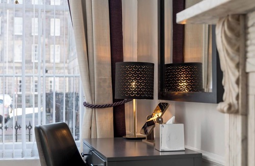 Newington Apartment | Elegant historic Edinburgh apartment with space for ten in a prime city location