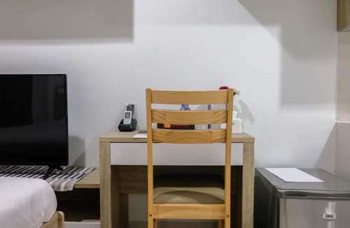 Pinang Apartment | Elegant Studio Apartment at Springwood Residence By Travelio