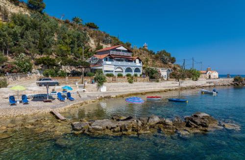 Akrotiri Apartment | Elena's Seafront Deluxe Studios