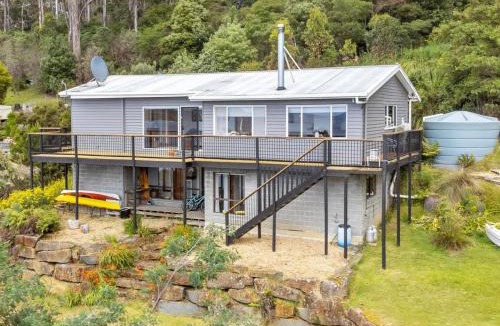 Eaglehawk Neck House | Elevated 3BR, ocean views, pool table, Pirates Bay