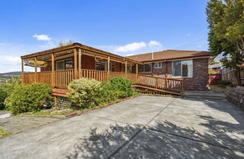 Lenah Valley Apartment | Emily’s Place - GREAT VIEWS, HUGE UNIT with MINTY KITCHEN