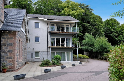 Cults Apartment | Enchanting Home with Furnished Balcony in Cults, Scotland
