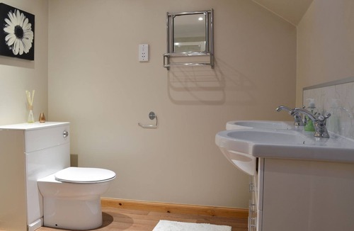 Kinlochleven Cottage | Enjoy stunning views of mountains, lochs and glens from this delightful apartment, which lies in a v