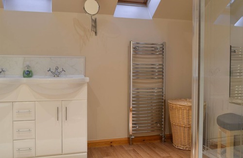 Kinlochleven Cottage | Enjoy stunning views of mountains, lochs and glens from this delightful apartment, which lies in a v
