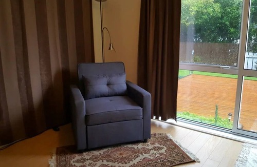 Johnsonville House | Entire Ground Floor Full Privacy Family-friendly Popular to Ferry-catchers