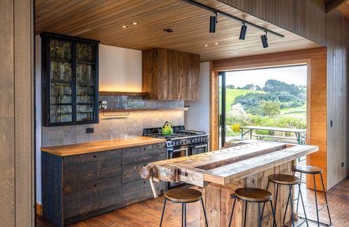 Onetangi Cabin | Escape to Obsidian Villa, situated between Obsidian and Casita Miro vineyards.