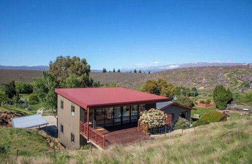 Clyde Apartment | Escape to this modern farm getaway