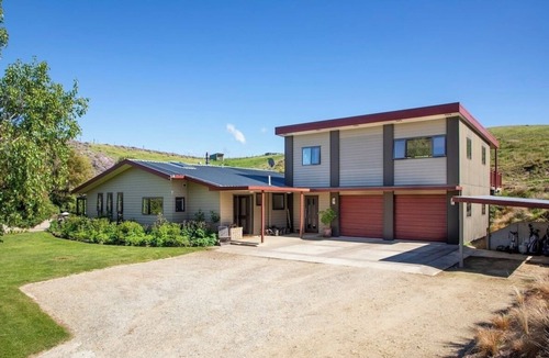Clyde Apartment | Escape to this modern farm getaway