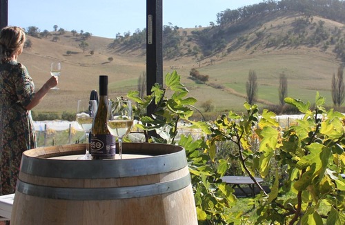 Tea Tree Cottage | Ese vineyard cottage, family friendly 30mins from Hobart CBD