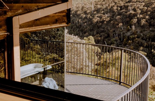 Blackstone Heights House | Esk Treehouse Cabin: Unique Home with River Views