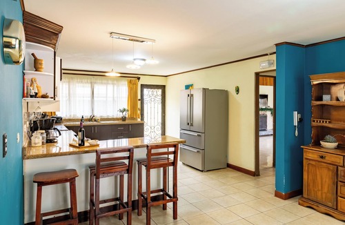 La Guaria House | Espaciosa Casa Familiar Cerca de San José: 4 Dormitorios, Oficina, BBQ y Otros