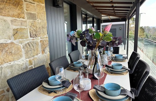 Buckland House | Estate Getaway – spacious & luxe, breathtaking view, with awesome social spaces.