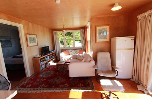 Onekaka Ski Chalet | Estuary View - Peaceful Onekaka Retreat