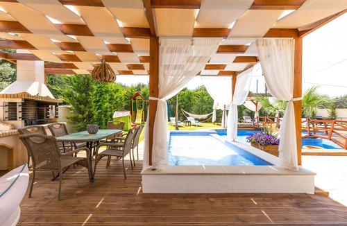 Roumeli Villa | Eva Villa, Pool & Whirlpool, BBQ, Playground & Ping Pong