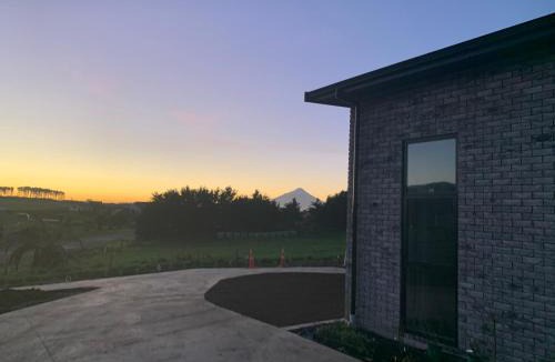 Hawera House | Executive-style home away from home.