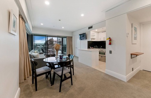 Auckland Central Business District Apartment | Fabulous Corner Apartment w/Dazzling Harbour View