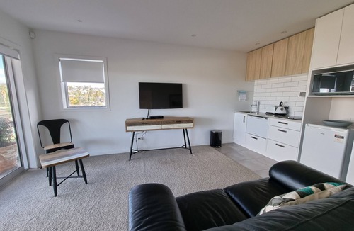 Castor Bay Apartment | Fabulous Milford 1BR With Views & SkyTV