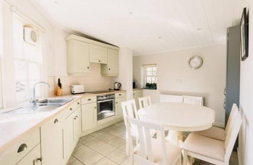 Birnam House | Factors House - A comfy cottage in countryside park with WIFI and access to bar and pool