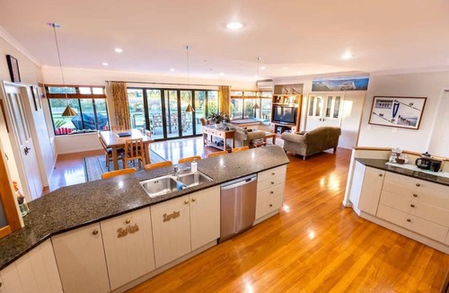 Bombay Bed & Breakfast | Family Friendly 3 Bedroom Farmhouse with Spa Pool