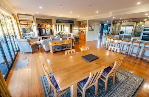 Bombay Bed & Breakfast | Family Friendly 3 Bedroom Farmhouse with Spa Pool
