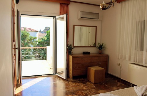 Lagonissi Villa | Family-friendly Villa with big private pool near picturesque beaches