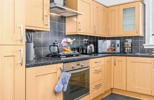 Coatbridge Apartment | Fantastic 3 bedroom Apartment with private driveway